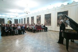 The concert took place in a beautiful room decorated with paintings of Giovanni Pinotti from the mid-16th century. Photo by Andrzej Solnica.